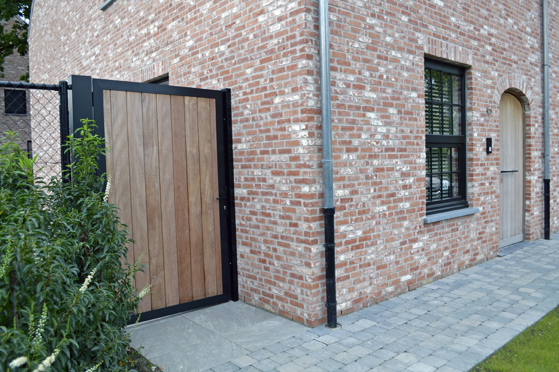 Poort Afzelia verticaal RAL9005 zwart