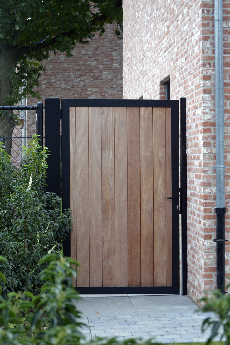 Poort Afzelia verticaal RAL9005 zwart