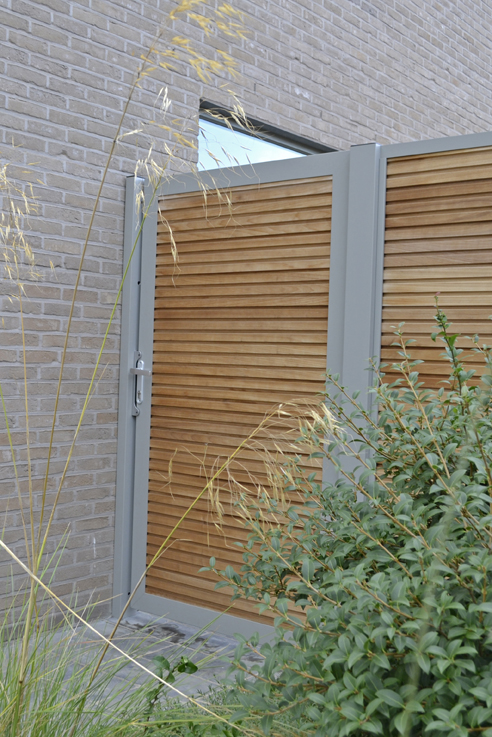 Triple thermowood Ayous horizontaal RAL7030 steengrijs poort
