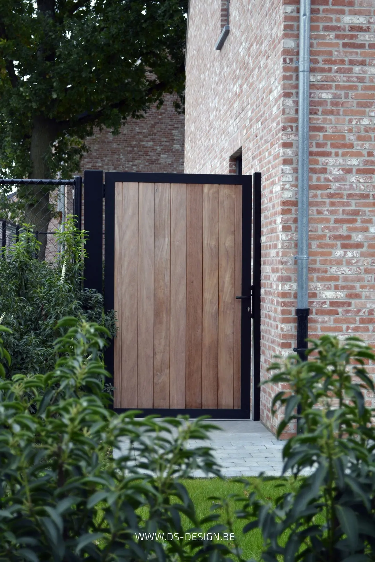 voorkant ds-design aluminium poort met houtvulling